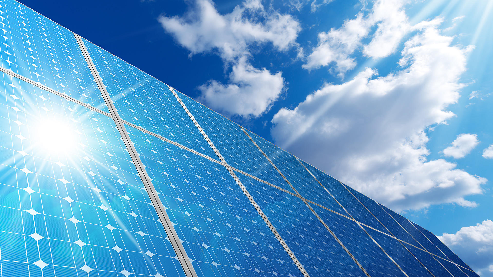 Zistite, ako metrologické riešenia ZEISS zabezpečujú vysokú efektivitu a životnosť fotovoltaických produktov pomocou analýzy defektov, charakterizácie hrúbky vrstvy a ďalších metód.
