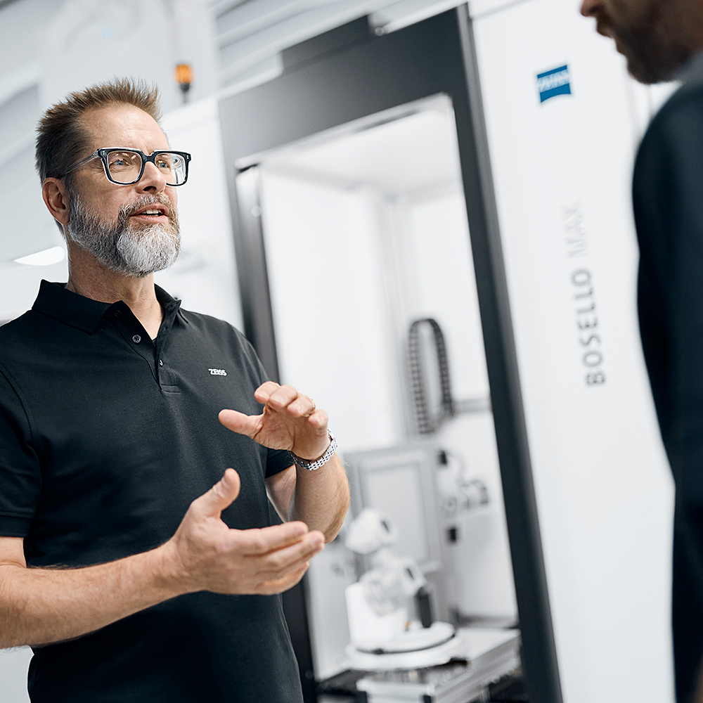 Skúsený servisný technik 2D röntgenového systému ZEISS BOSELLO