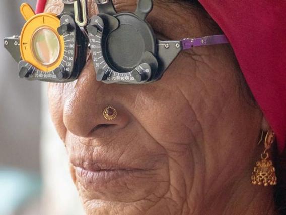 Staršia žena s refrakčnými okuliarmi.