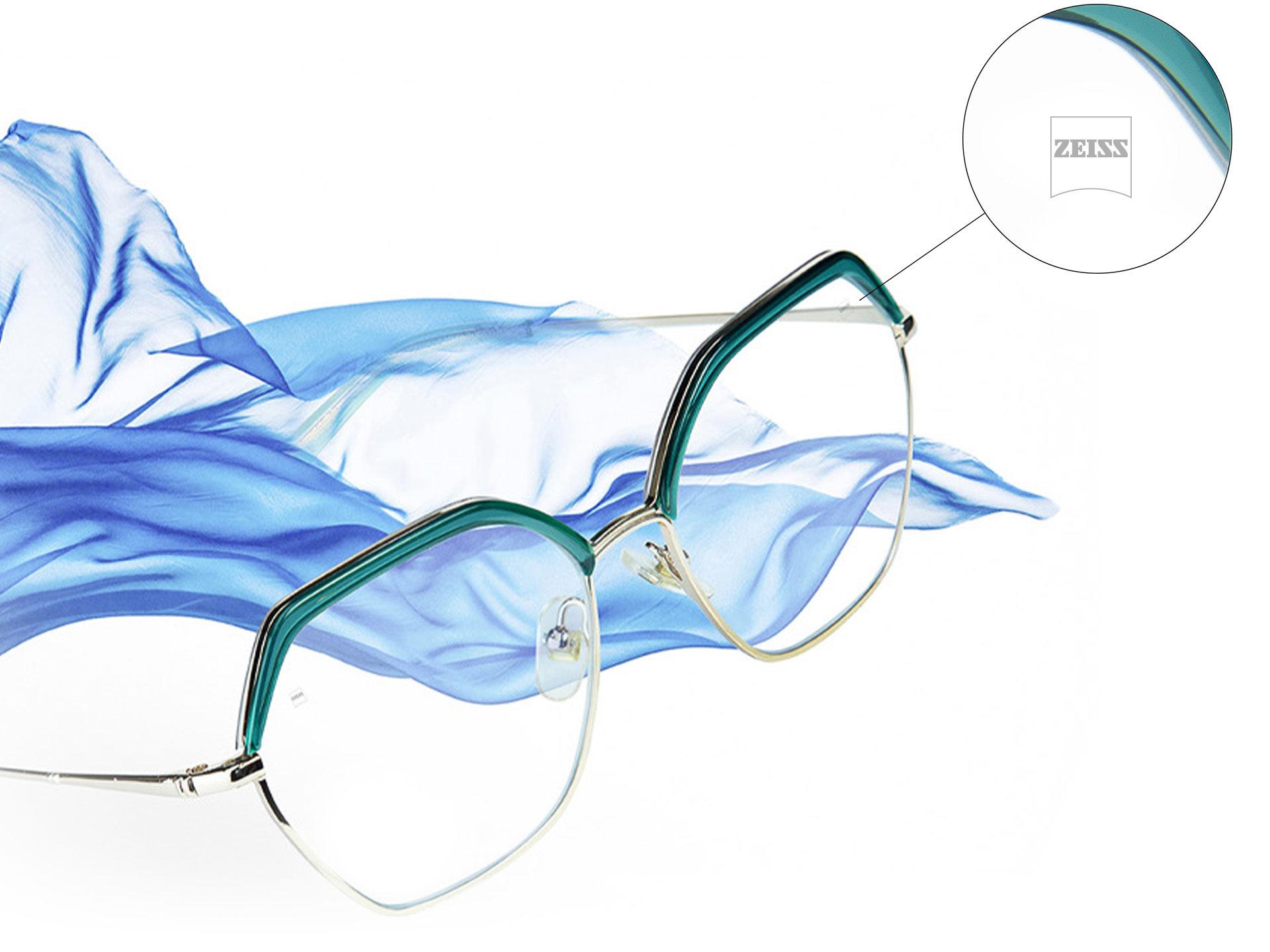 Šošovky ZEISS Progressive Light 2 so zväčšeným gravírovaním značky ZEISS.
