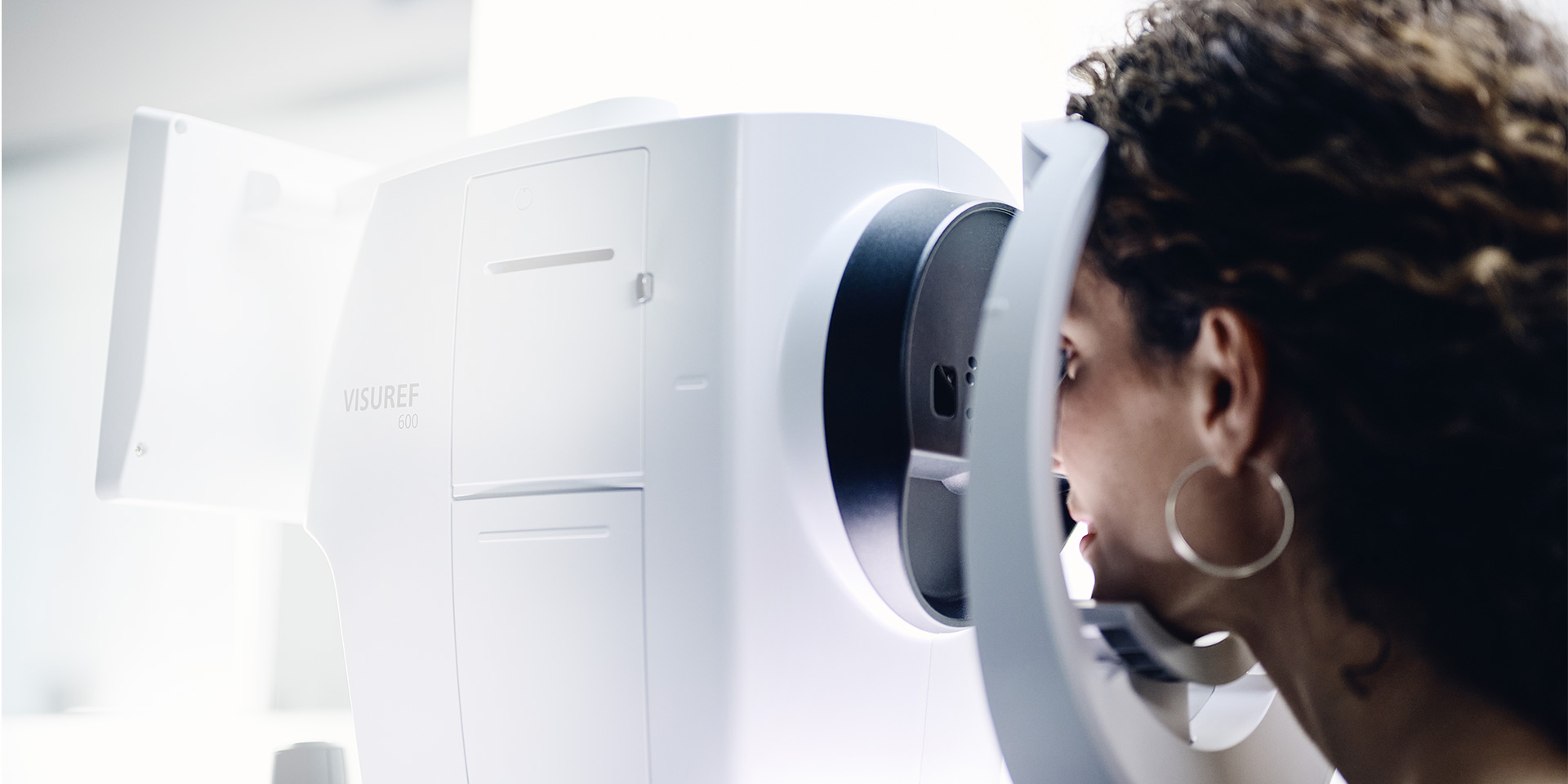 Žena pozerajúca sa cez ZEISS VISUREF 600