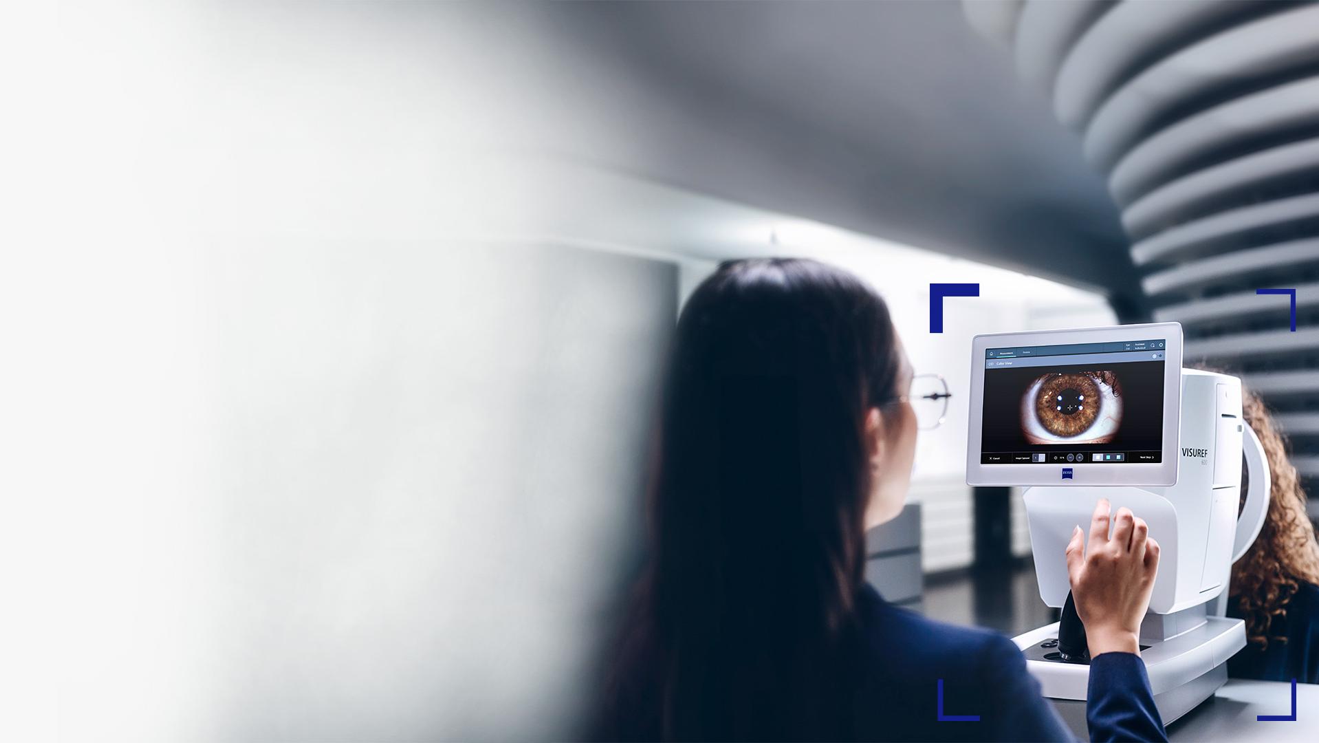 Optička pozerajúca sa na obrazovku ZEISS VISUREF 600 s obrázkom oka.