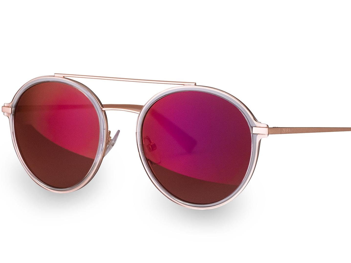 Fotografia módnych slnečných okuliarov so špeciálnou povrchovou úpravou predných šošoviek ZEISS vo farbe magenta 