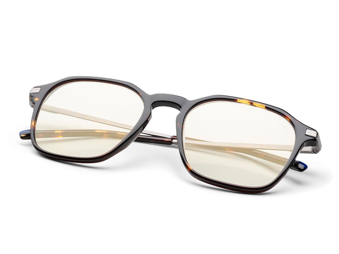 Číre okuliare v hnedom ráme s antireflexnou vrstvou ZEISS DuraVision Gold UV.