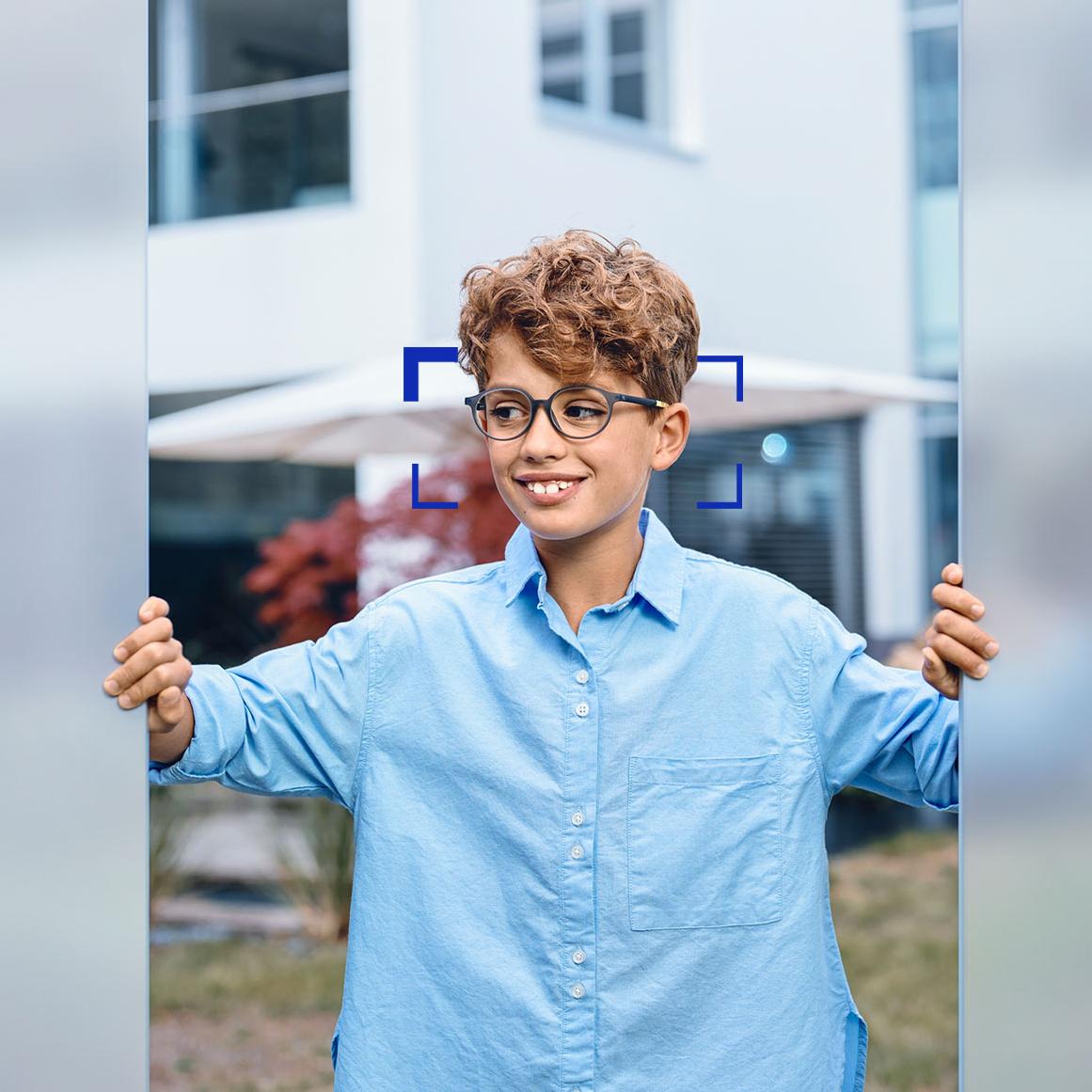 Mladý muž s nasadenými okuliarovými šošovkami ZEISS SmartLife Young
