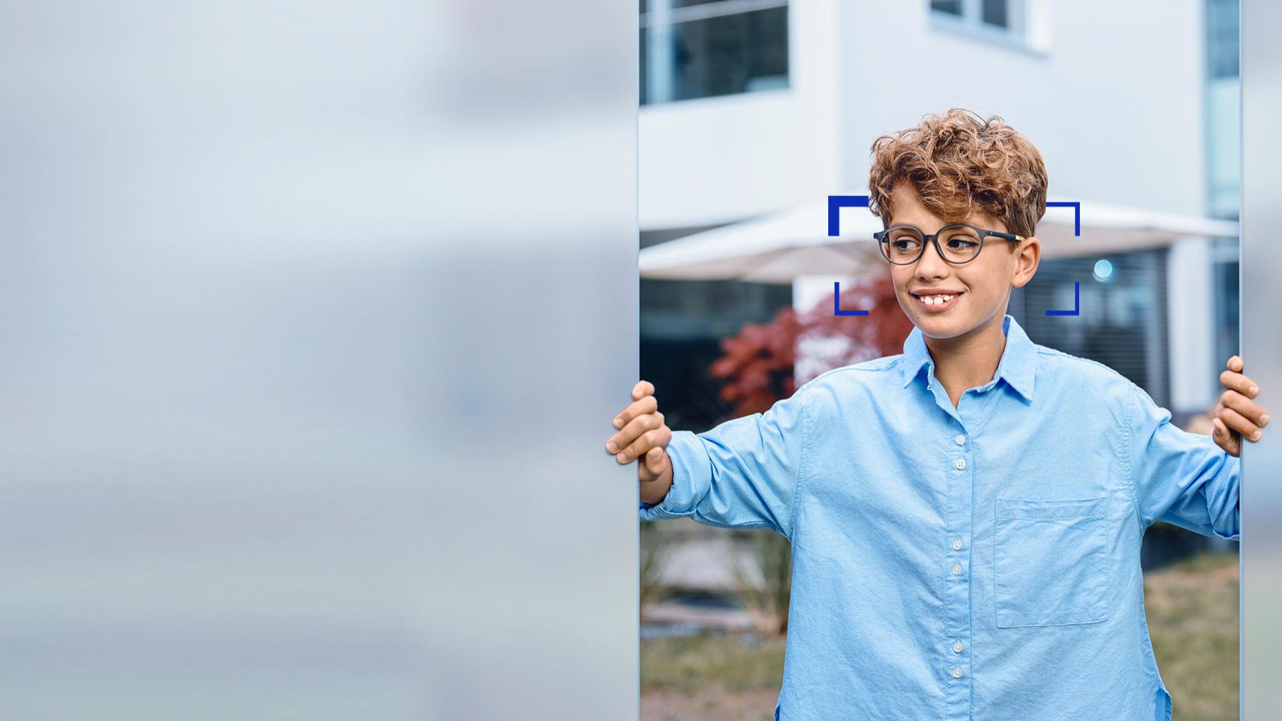 Mladý muž s nasadenými okuliarovými šošovkami ZEISS SmartLife Young