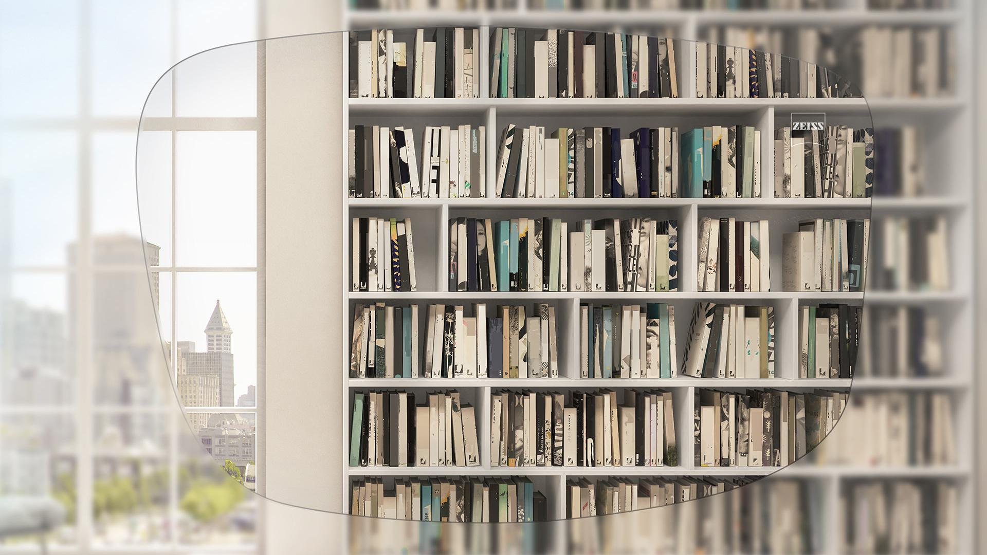 Pohľad cez jednoohniskové šošovky ZEISS Individual na poličku s knihami a okno 