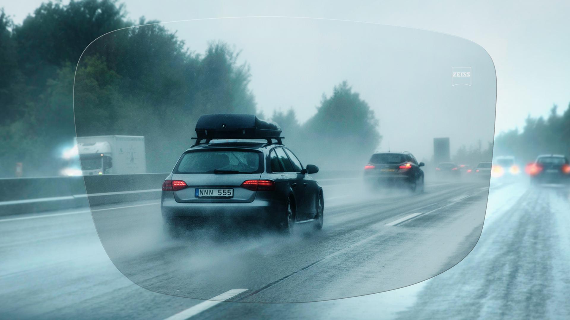 Pohľad cez jednoohniskové šošovky ZEISS DriveSafe Individual na diaľnici v daždivom dni 
