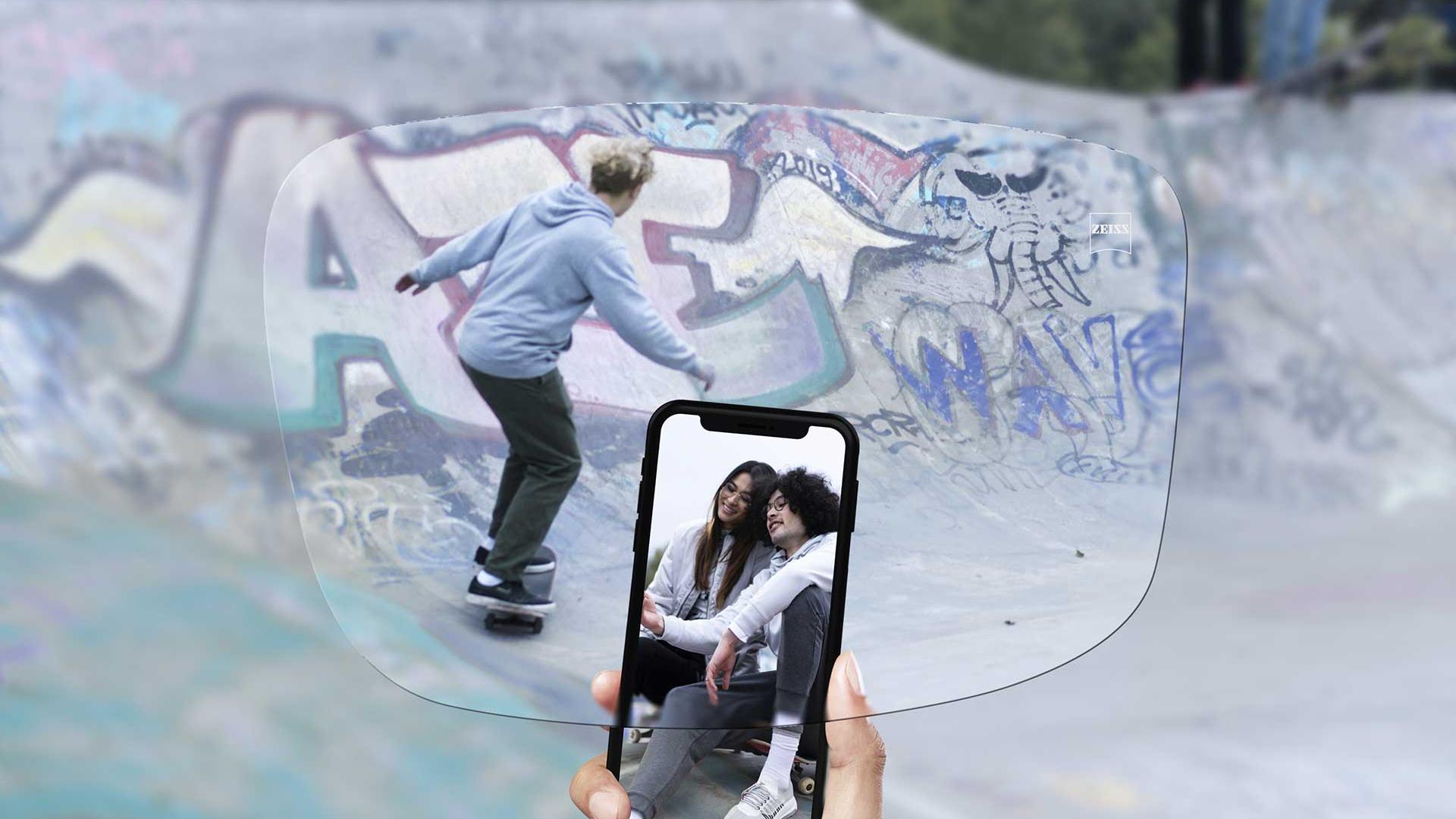 Pohľad na skatepark cez jednoohniskové šošovky ZEISS SmartLife Young. 