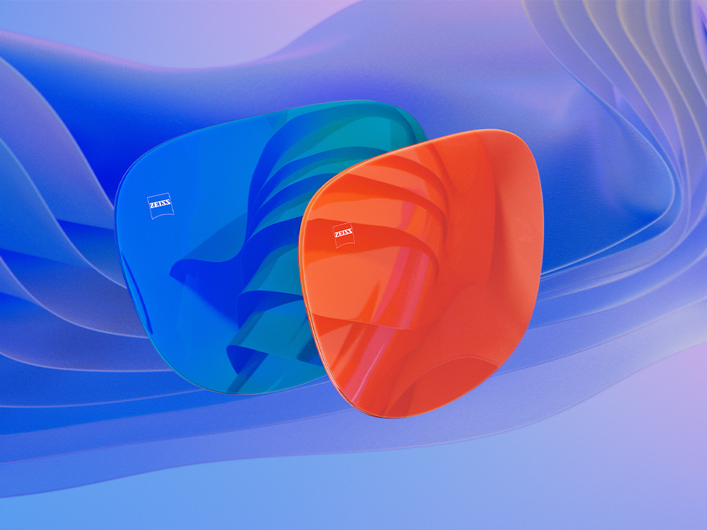 3D CGI ilustrácia dvoch šošoviek slnečných okuliarov s modrým a oranžovým zrkadlovým povrchom.