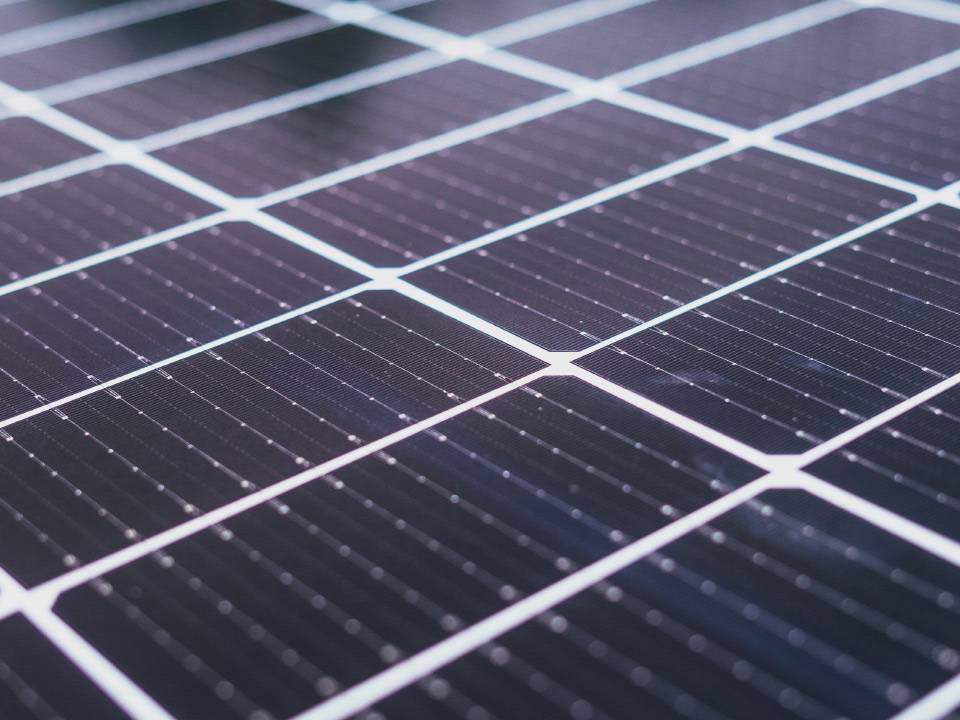 Obrázok zblízka na fotovoltaické panely. 