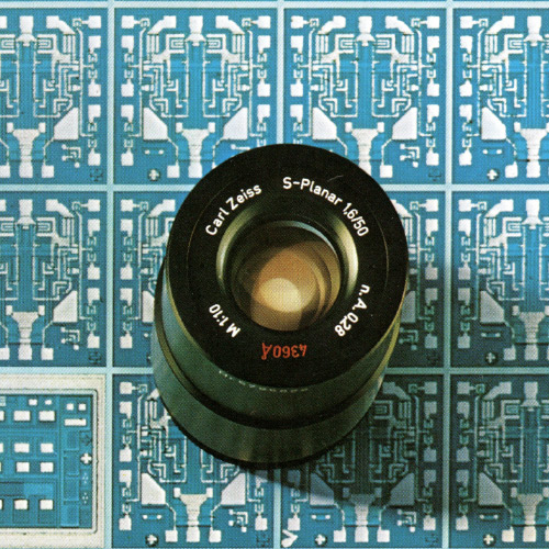 Obrázok šošovky ZEISS S-Planar položenej na mikroštruktúrach. 
