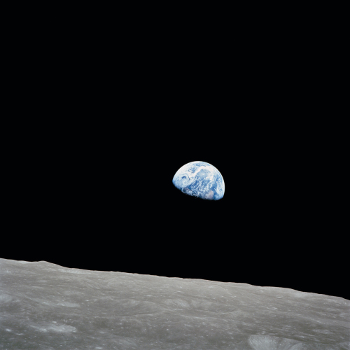 Ikonická snímka východu Zeme, nasnímaná teleobjektívom ZEISS 250 mm Sonnar počas misie Apollo 8. 