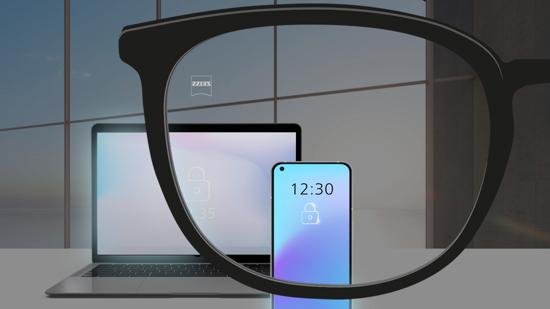 Obrázok zorného uhla s laptopom a smartfónom v zatemnenej miestnosti.