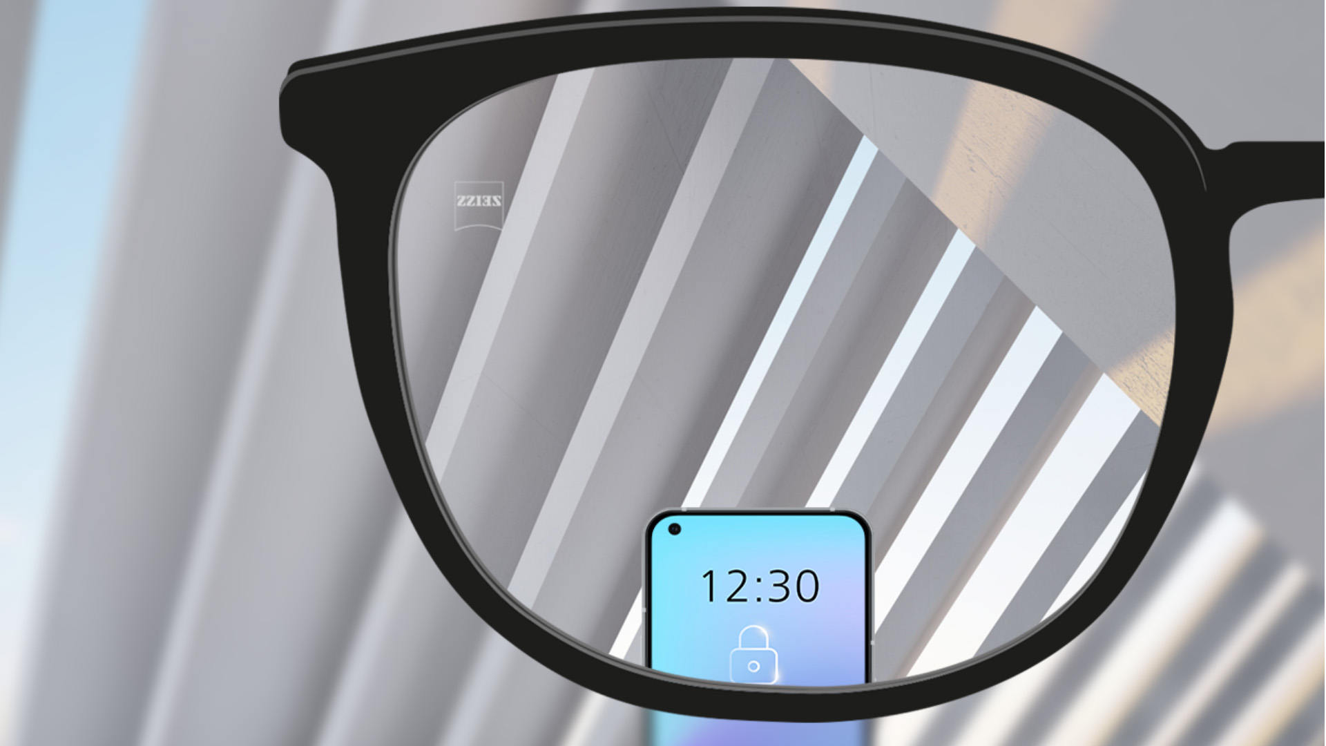 Obrázok zorného uhla so šošovkami ZEISS Single Vision SmartLife so smartfónom a šošovkou, ktorá je úplne jasná.