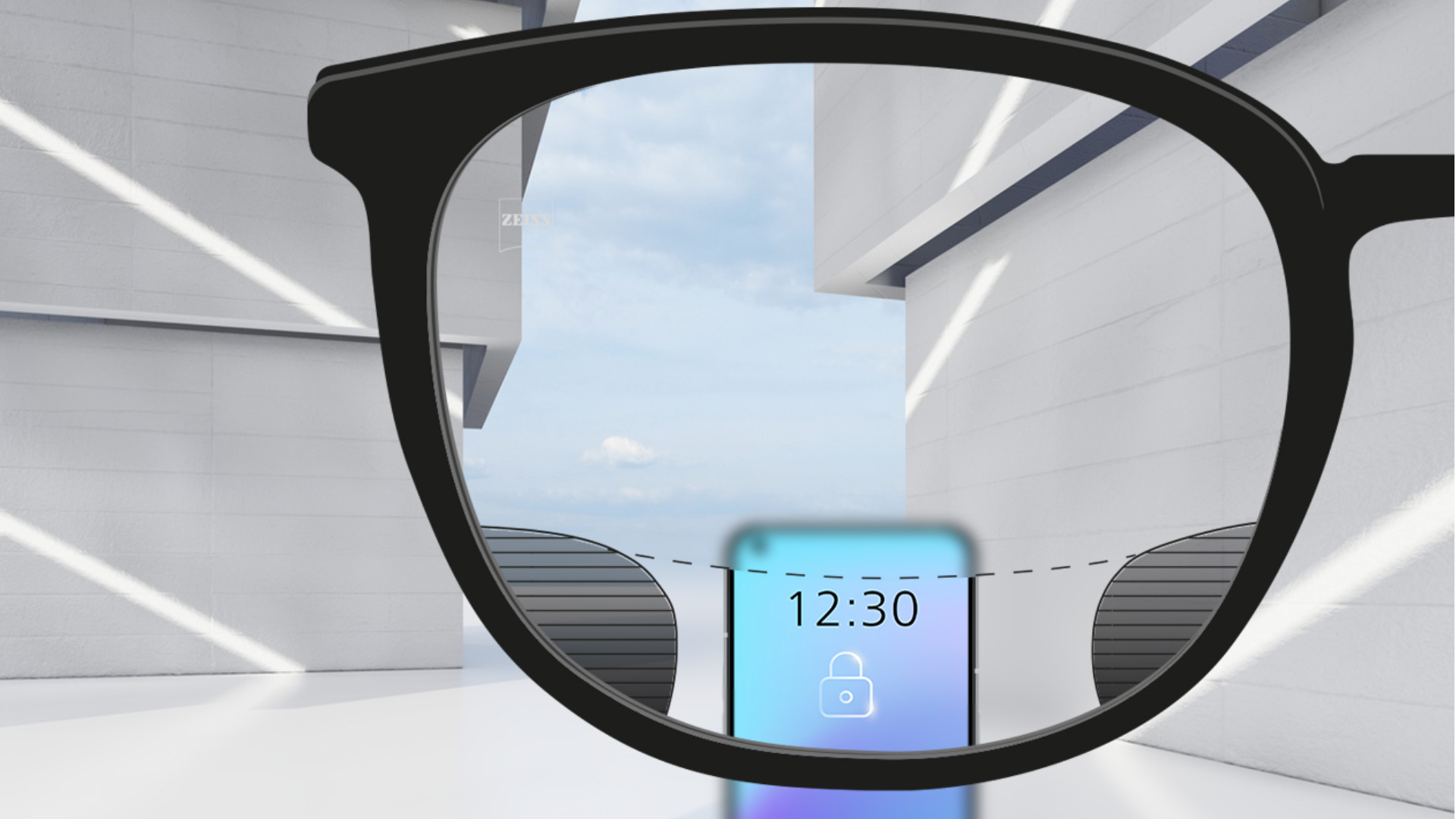 Obrázok zorného uhla so šošovkami ZEISS Digital SmartLife so smartfónom a šošovkou, ktorá je úplne jasná v hornej a dolnej oblasti šošovky, a s malými rozmazanými políčkami vľavo a vpravo.