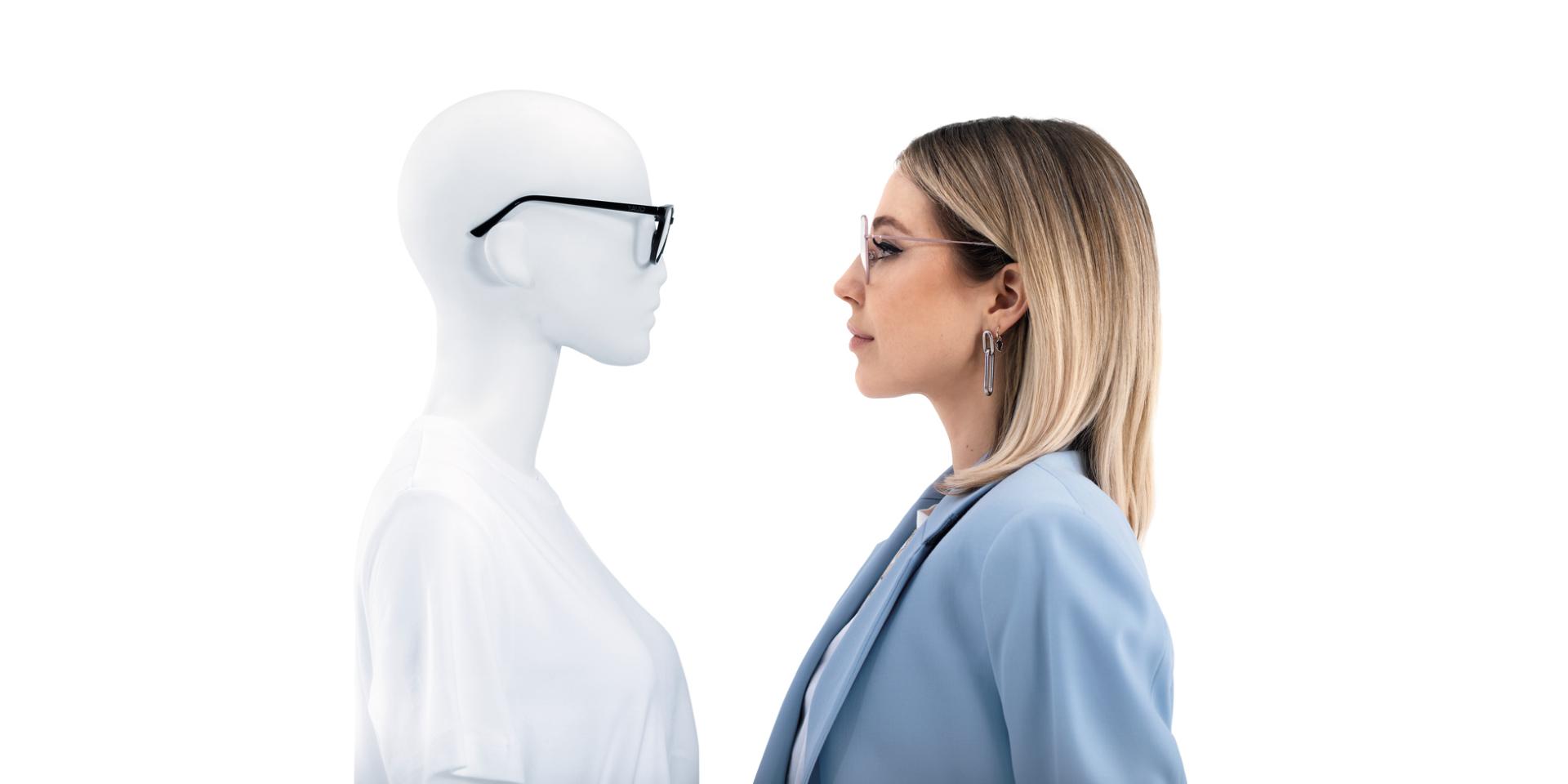 Žena v okuliaroch ZEISS ClearView je čelom k figuríne v okuliaroch.