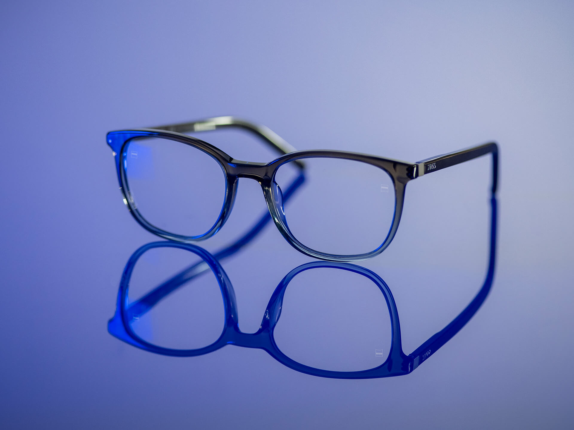 Okuliare, ktoré možno vidieť v modrastom svetle a ktoré majú šošovky ZEISS s materiálom šošoviek BlueGuard. Na šošovkách je viditeľný len veľmi obmedzený modrastý odraz.