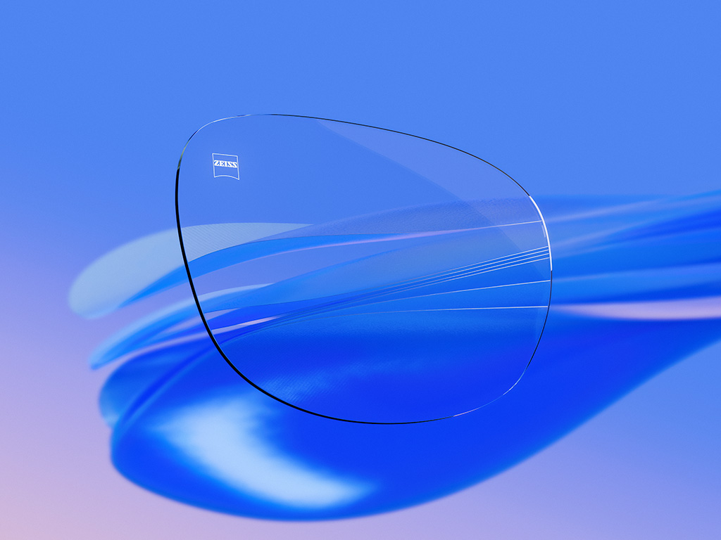3D CGI stvárnenie transparentnej okuliarovej šošovky s minimálnymi odrazmi, čím sa zdôrazňujú jej výnimočná čírosť a optická kvalita.
