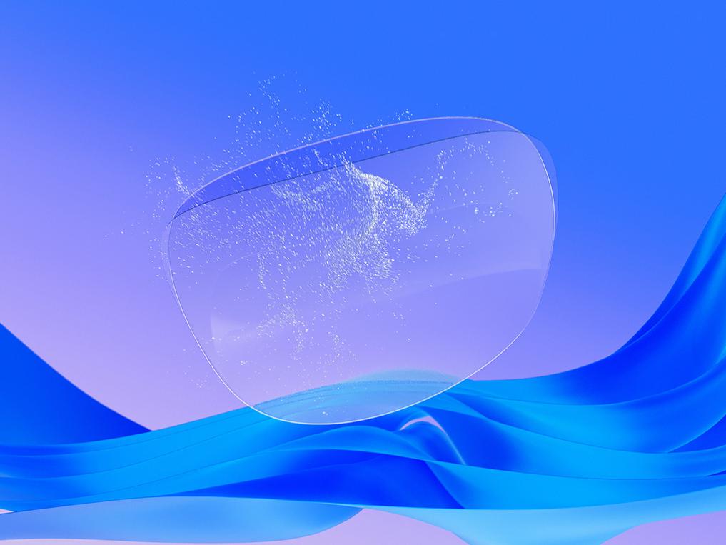 3D CGI stvárnenie transparentnej okuliarovej šošovky, na ktorú sa nanáša antistatický povrch, aby sa predviedla jej schopnosť odpudzovať prachové častice a udržiavať čistý povrch.