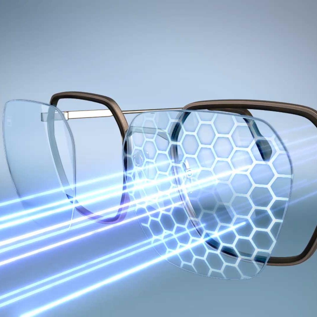 Šošovka s materiálom šošoviek ZEISS BlueGuard a úpravou ZEISS PhotoFusion X blokuje modré svetlo v čírom a zafarbenom stave.