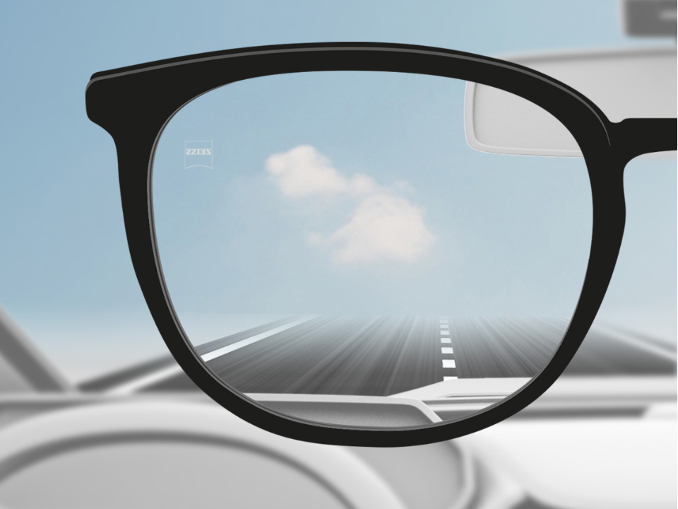 Schematická ilustrácia zorného uhla cez šošovku single vision DriveSafe ukazujúca jasný výhľad na cestu. . 