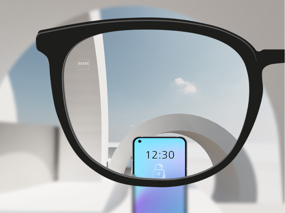 Schematická ilustrácia zorného uhla cez šošovku single vision SmartLife Young ukazujúca jasný výhľad na vzdialené objekty a digitálne zariadenia. 