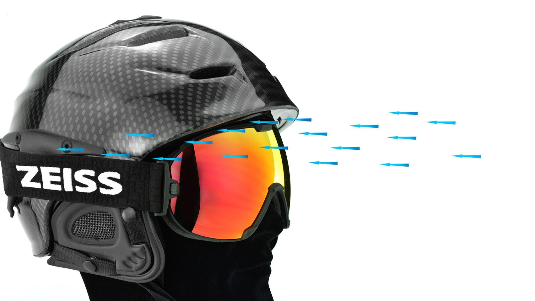 Čierna prilba s červenými lyžiarskymi okuliarmi ZEISS