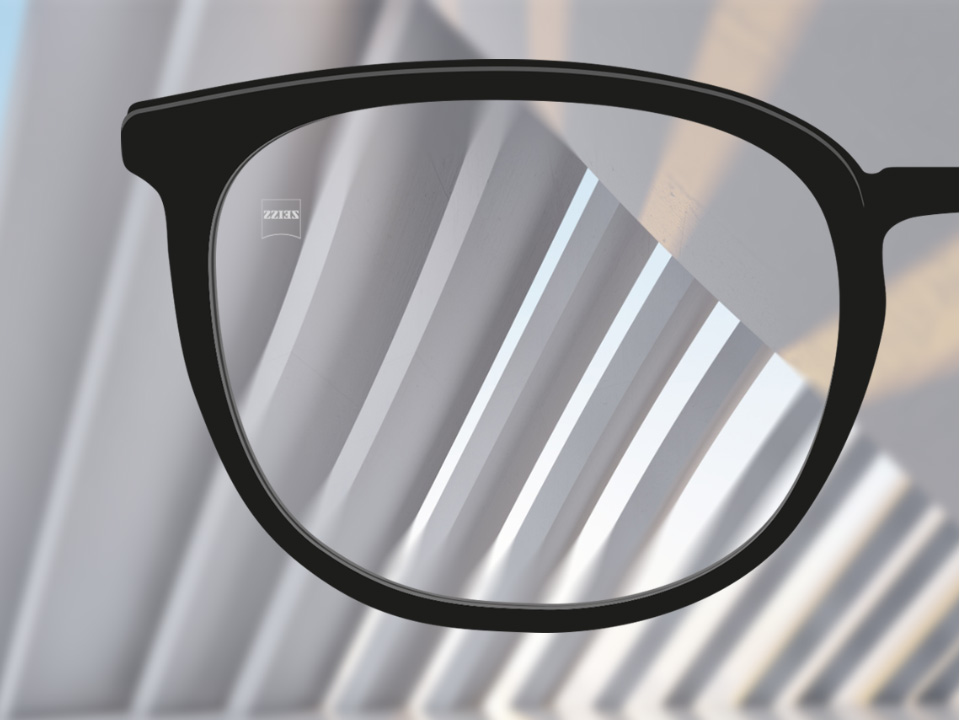 Obrázok zorného uhla so šošovkami ZEISS Single Vision ClearView a jasnou šošovkou, okrem úplného vonkajška šošovky. 