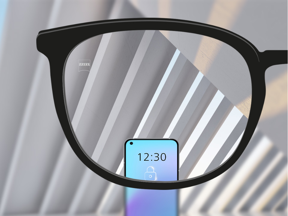 Obrázok zorného uhla so šošovkami ZEISS Single Vision SmartLife so smartfónom a šošovkou, ktorá je úplne jasná. 
