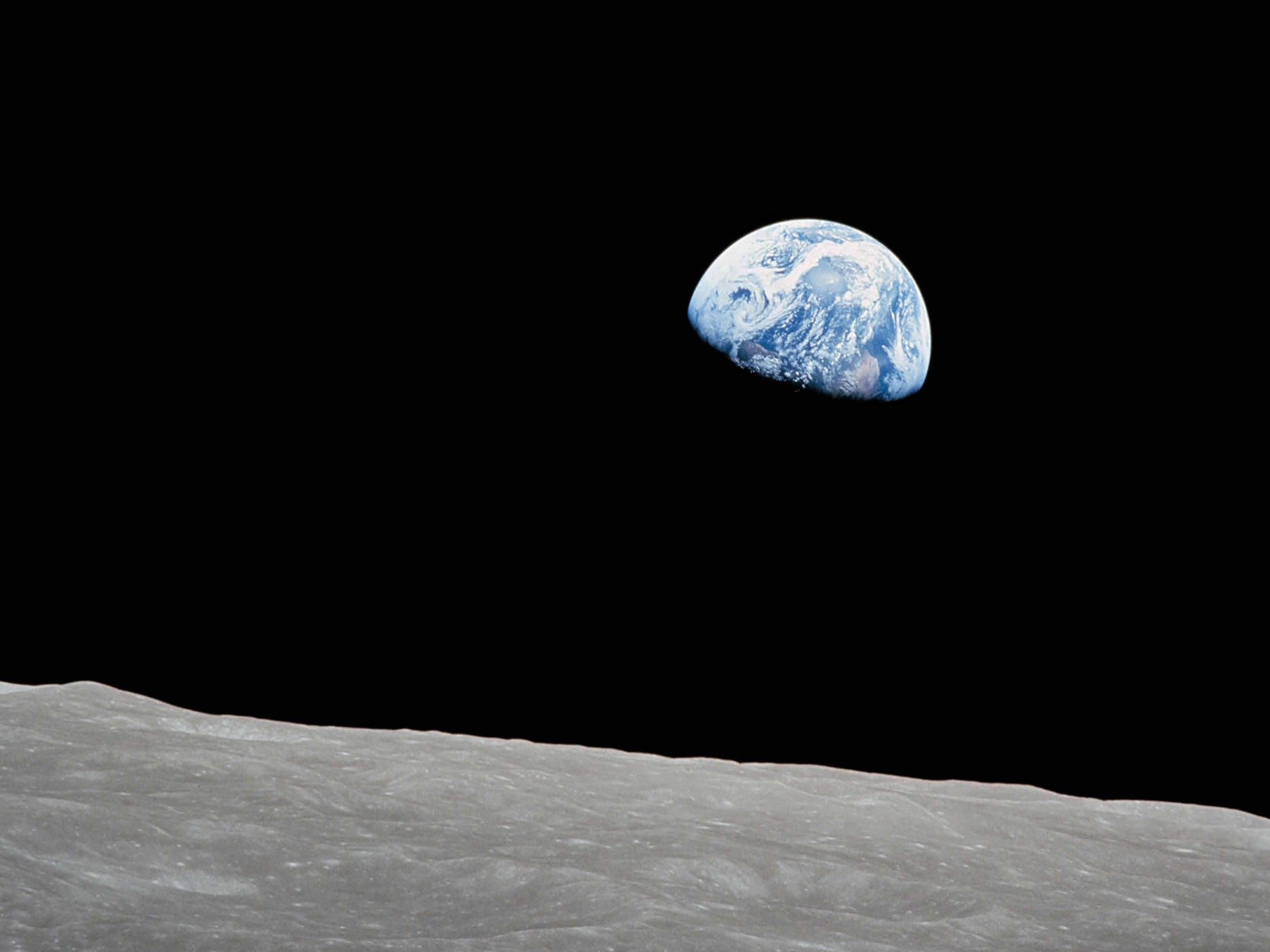 Perspektíva, keď stojíte na povrchu Mesiaca a pozeráte sa smerom k Zemi.
