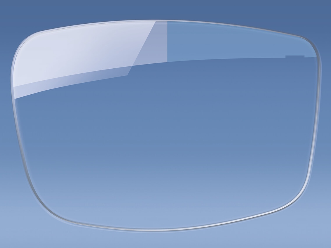Znázornenie okuliarovej šošovky s antireflexnou vrstvou a bez nej 