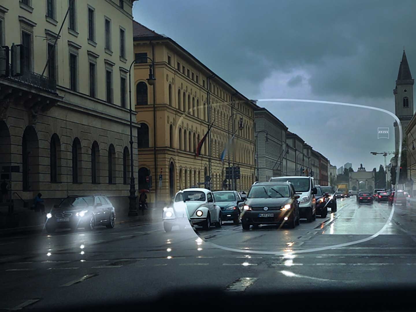 Obrázok ukazuje zlú viditeľnosť pri slabom osvetlení na ulici. Zorným uhlom je interiér auta videný cez okuliarovú šošovku. 