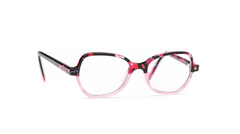 Šošovky detských okuliarov s čierno-červeno-slaboružovým rámom so srdiečkami.