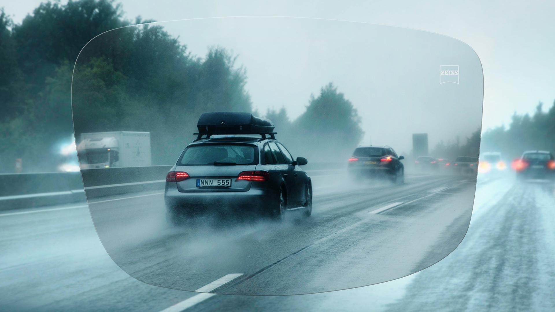 Pohľad cez jednoohniskové šošovky ZEISS DriveSafe na diaľnici v daždivom dni 