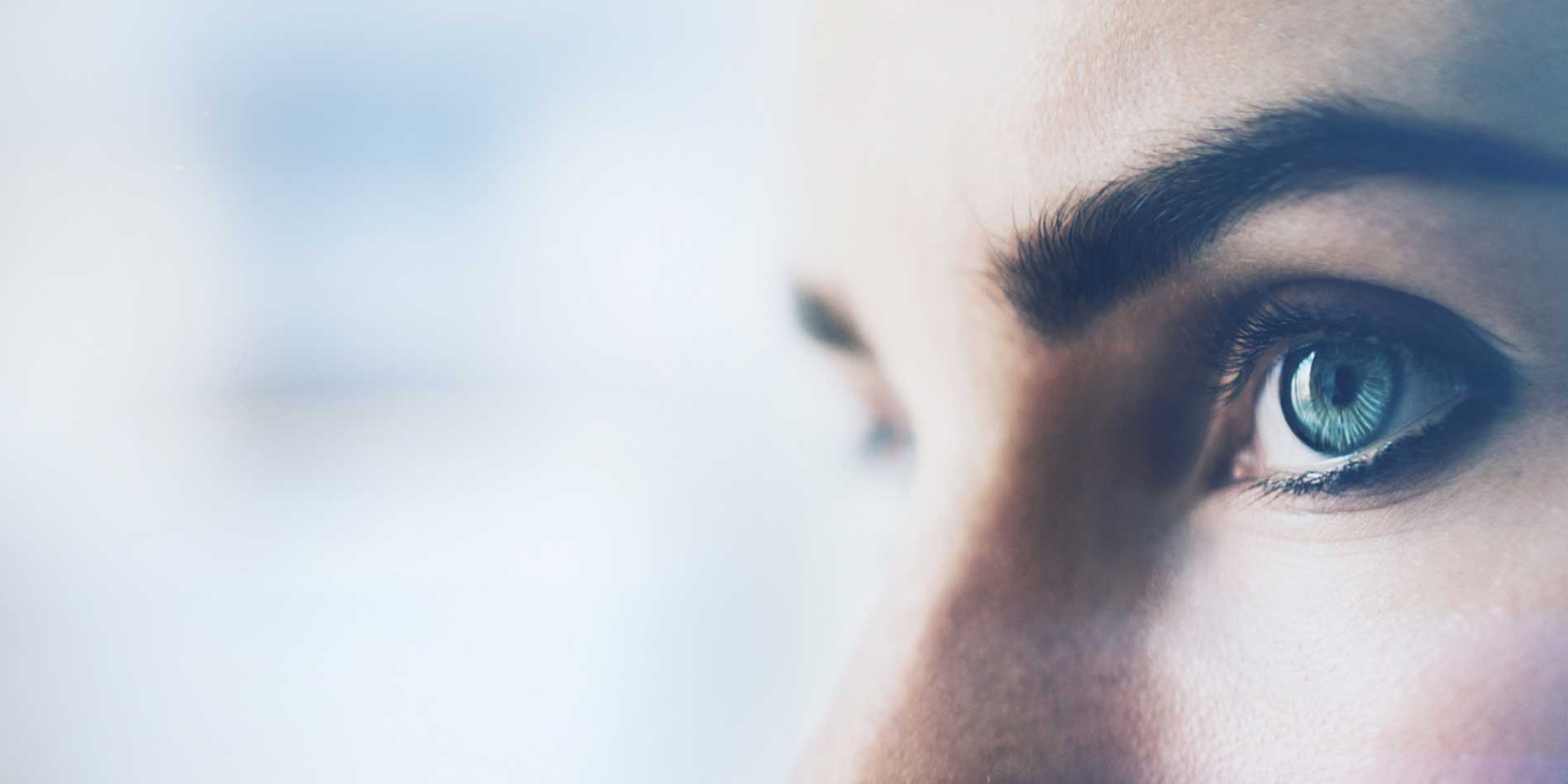 Detailný záber na ženské oko s vizuálnymi efektmi, izolované na bielom pozadí